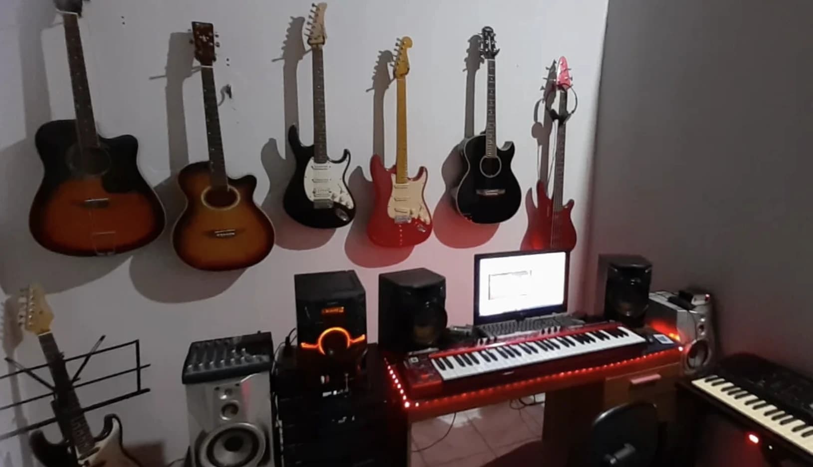 Aluno em aula de musica com acompanhamento pratico